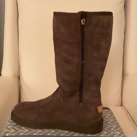UGG Boots - Picture 3 of 8